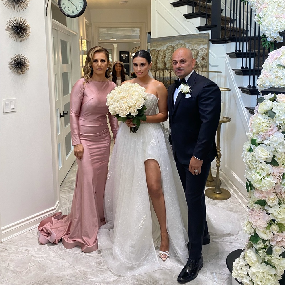 WEDDING DRESS - Picture 2 of 4
